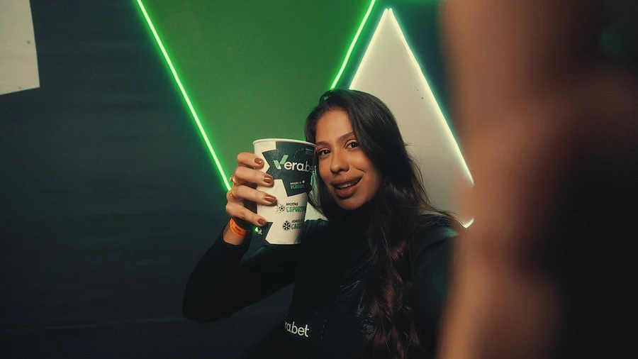 Cena de Verabet — A marca no meio do show